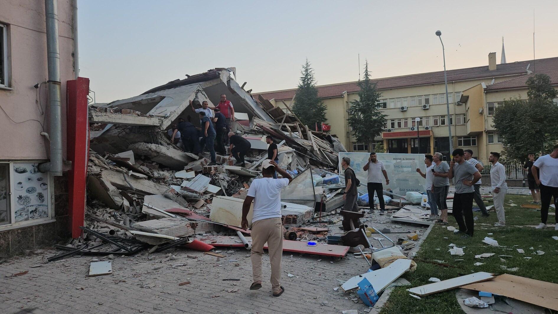Büyüklük 6.1 Deprem Northwestern Türkiye