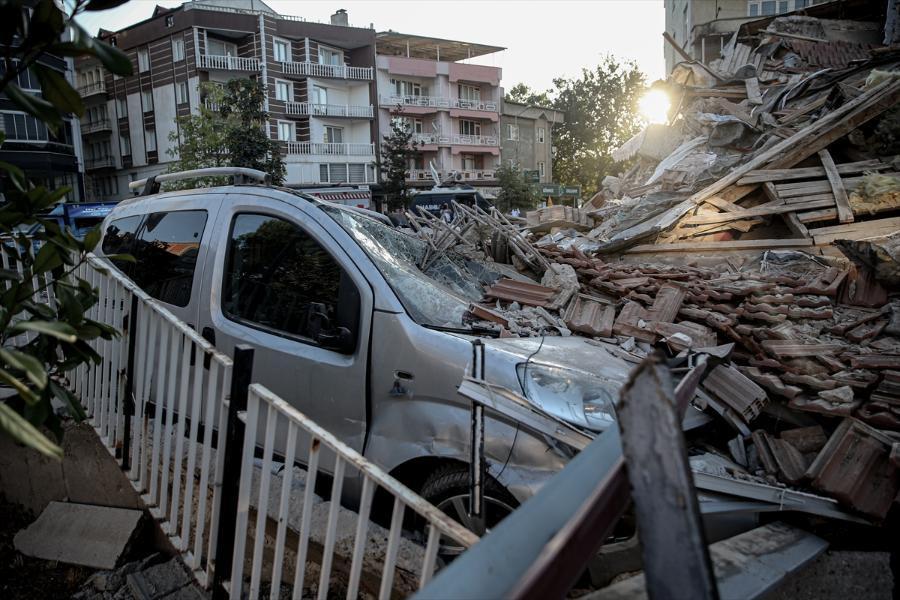 Balıkesirdeki 6.1lik depremin yarattığı hasar ajans fotoğraflarına böyle yansıdı