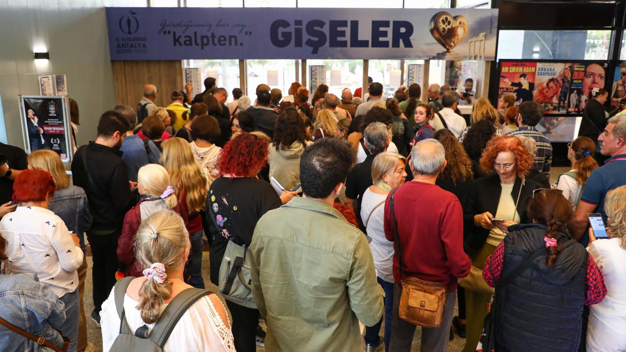 Tickets vanish quickly as crowds swarm Antalya’s prestigous film festival