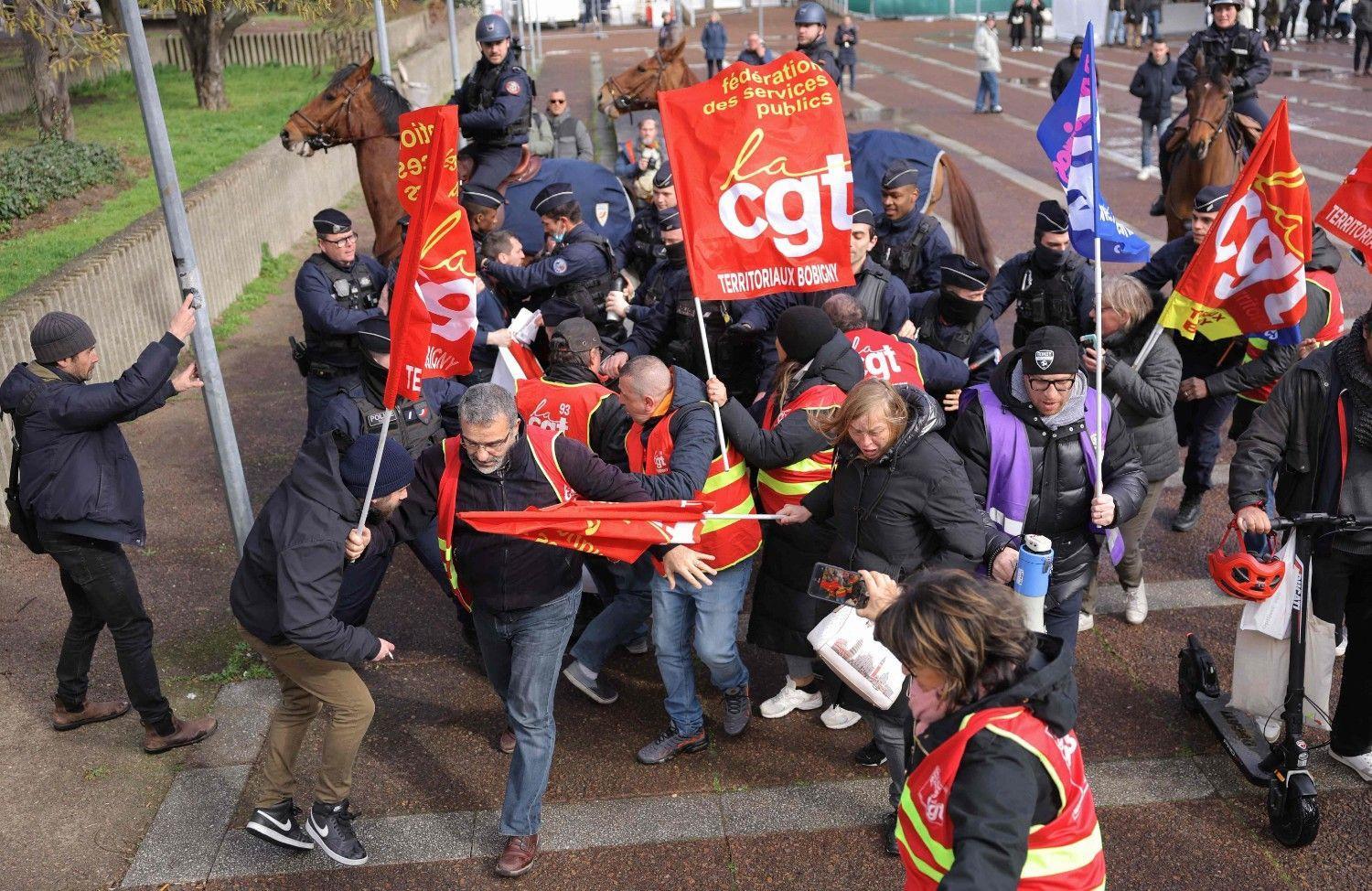 France suspends pensions reform in new budget bill