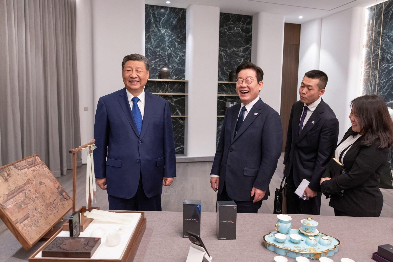 Xi jokes about spying with Chinese phone gift for South Koreas Lee