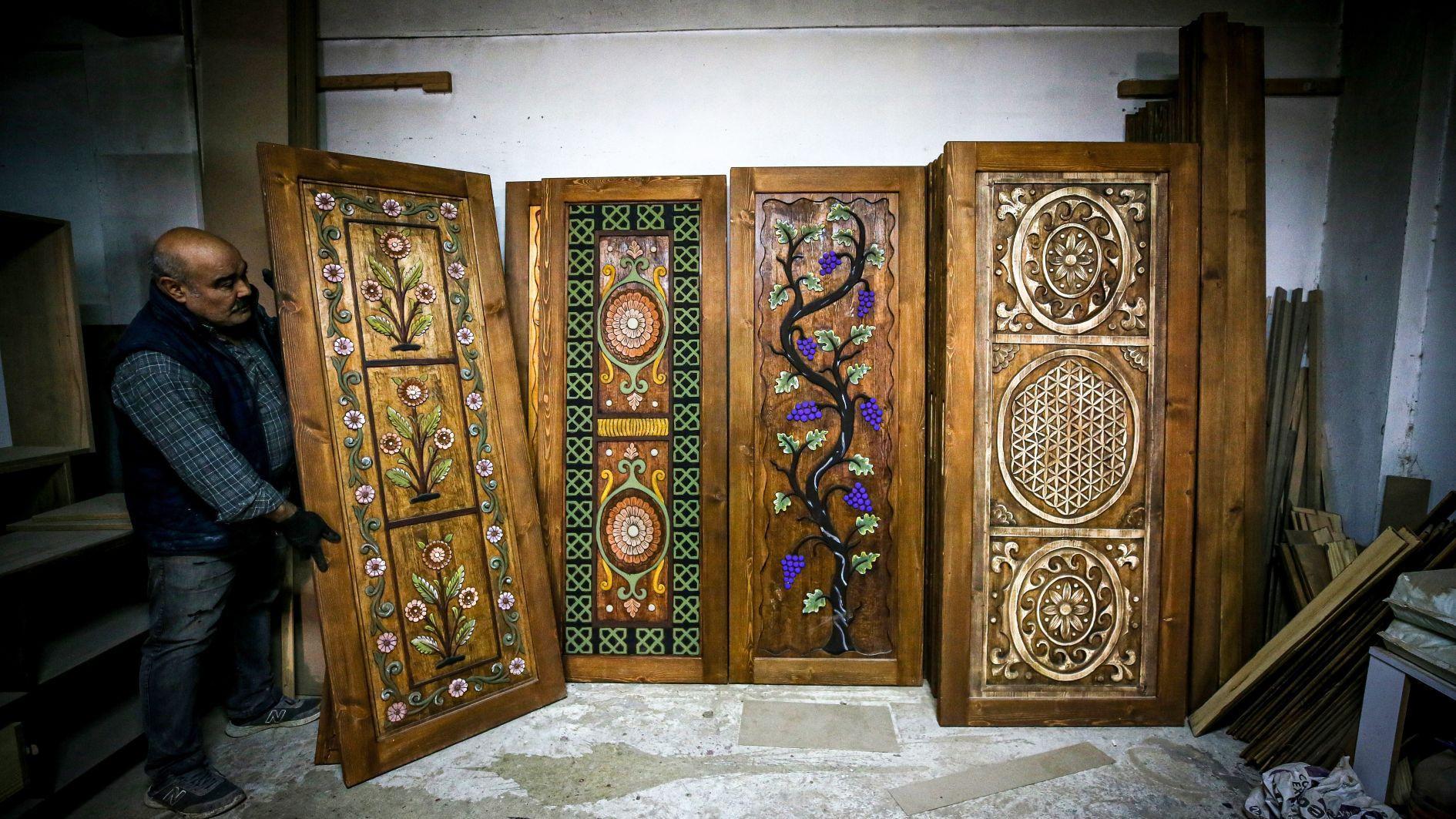 Bursa woodcarver turns his craft into international success