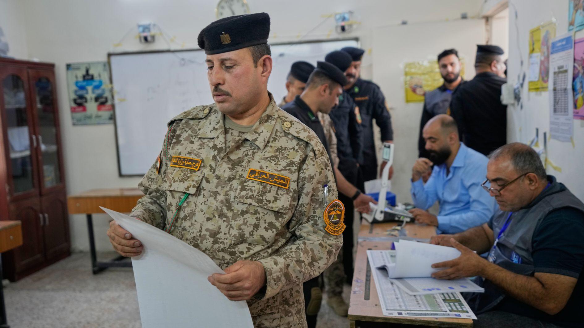 Iraqi forces, displaced people vote early ahead of election