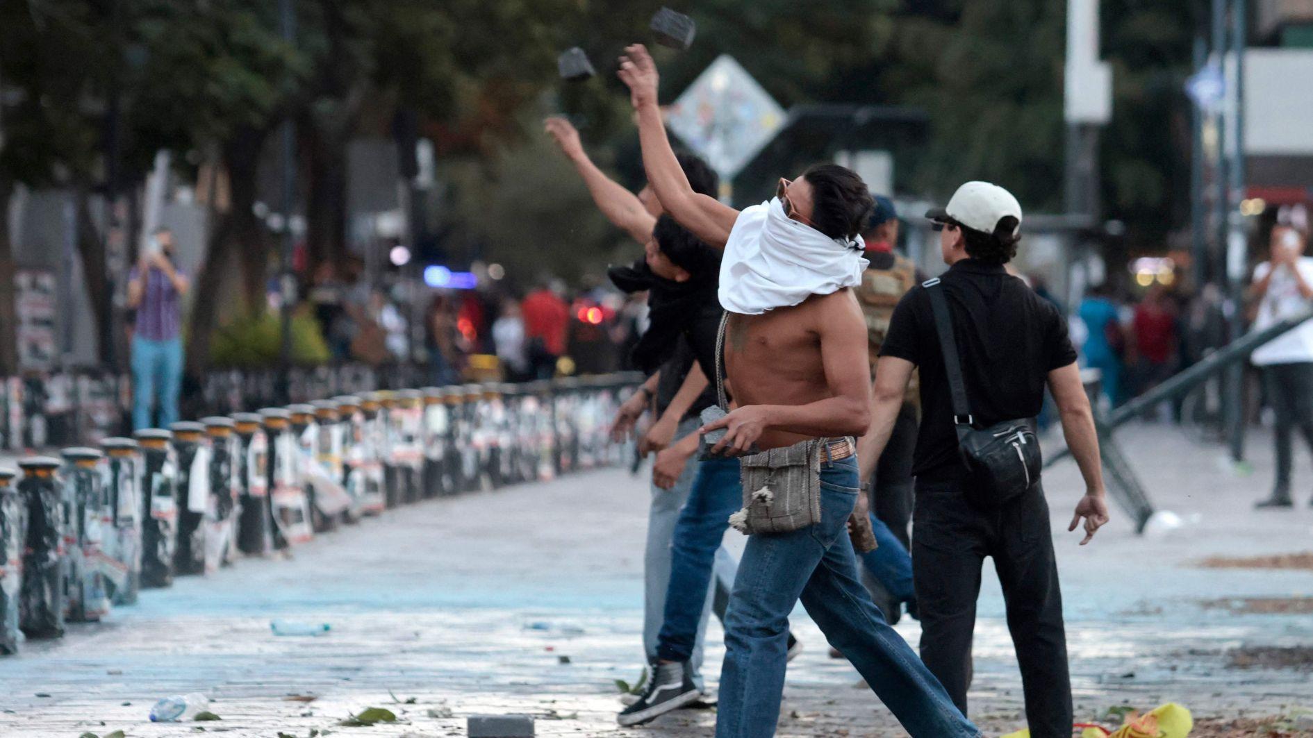 Clashes injure 120 at protest against Mexico president