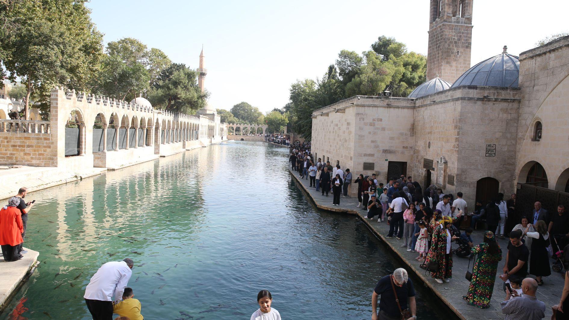 Schools set to resume after week-long break marked with travel rush