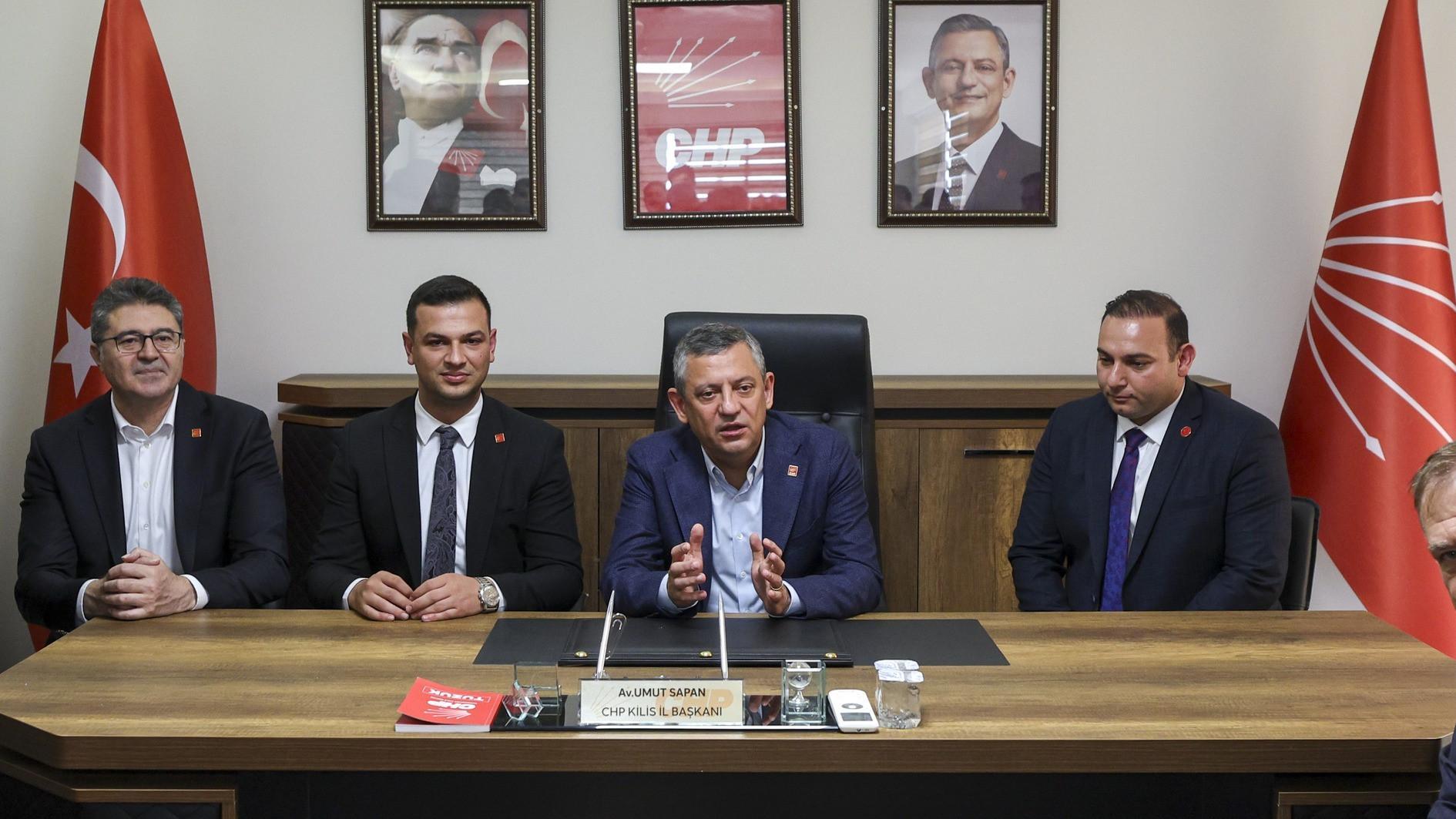 Özel rallies in Kilis as CHP challenges İmamoğlu case