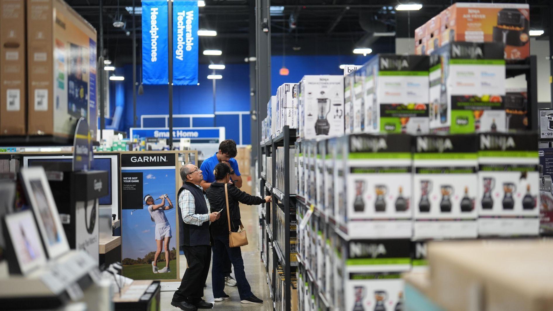 Americans set for record holiday spending despite doubts over economy