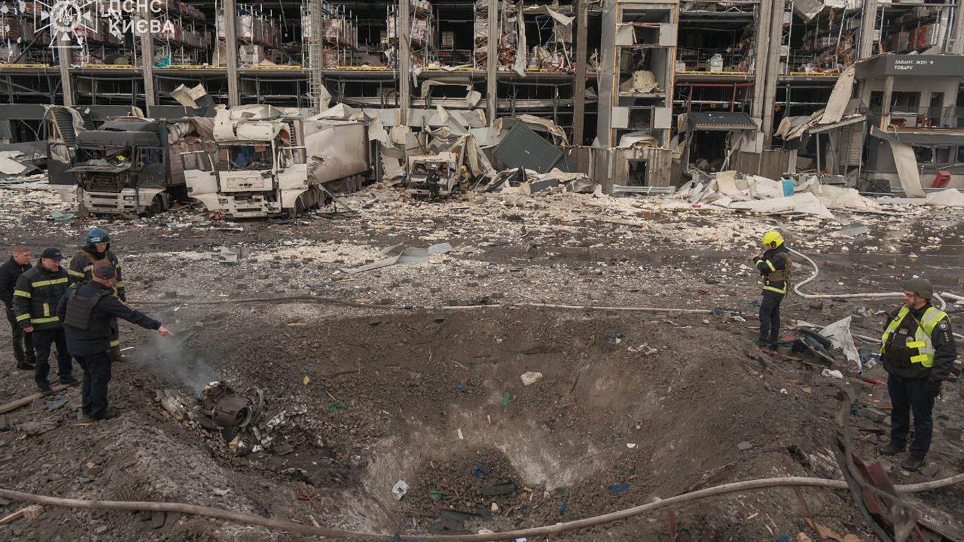 Ukraine, Russia trade deadly strikes as negotiators hammer at deal