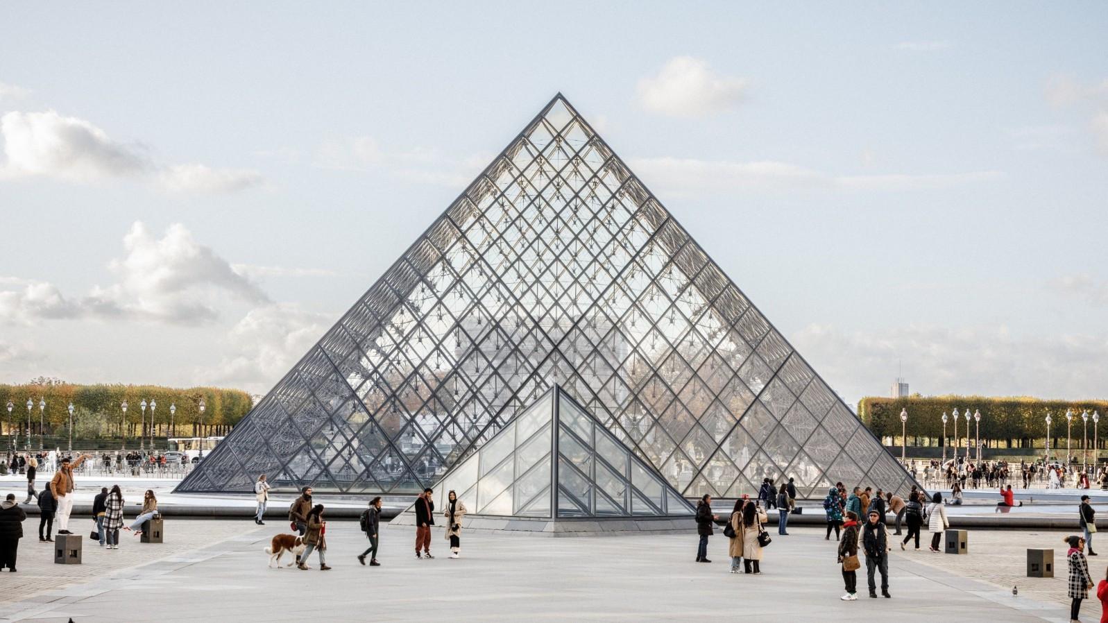 France arrests two men, two women over Louvre heist