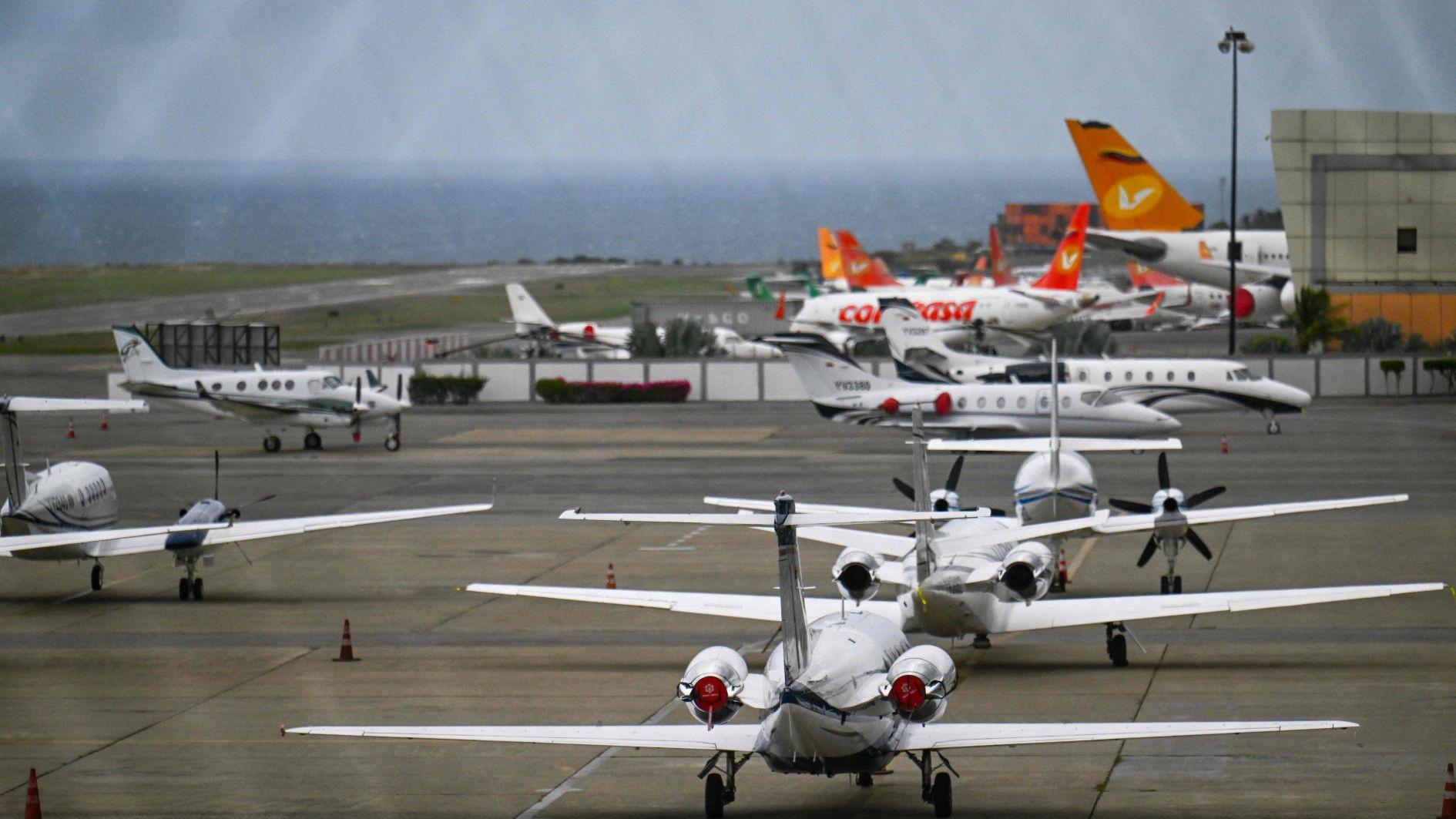 Venezuela bans airlines that halted flights per US warning