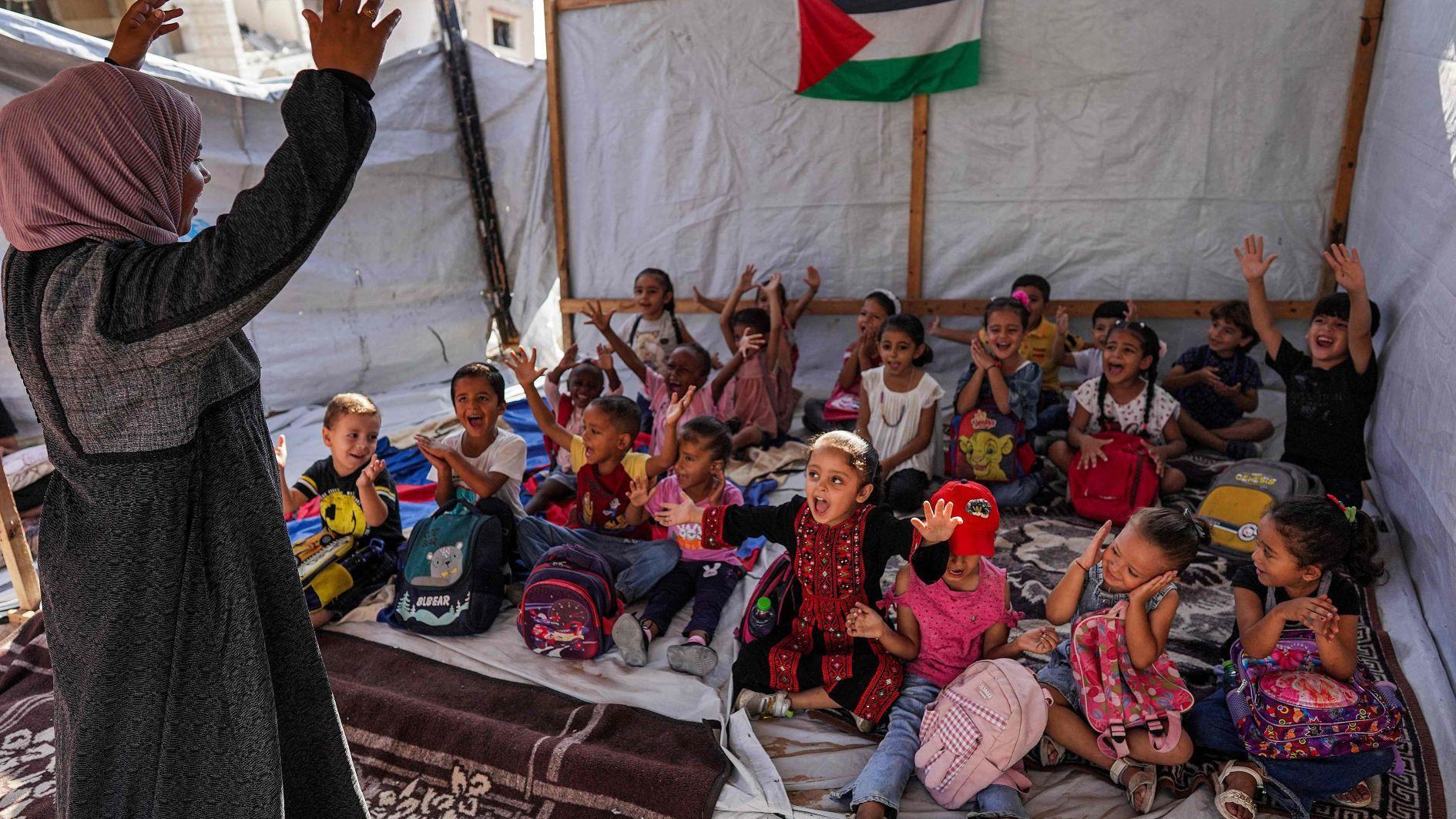 Gazas children return to makeshift classrooms