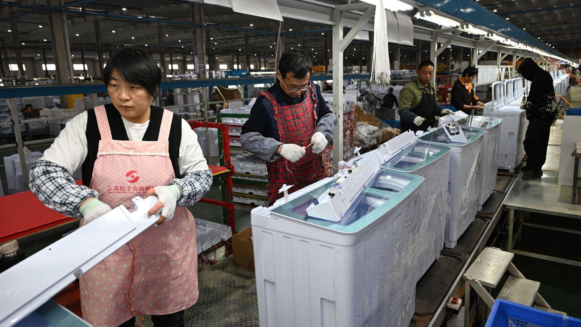 Chinas factory activity extends months-long slump