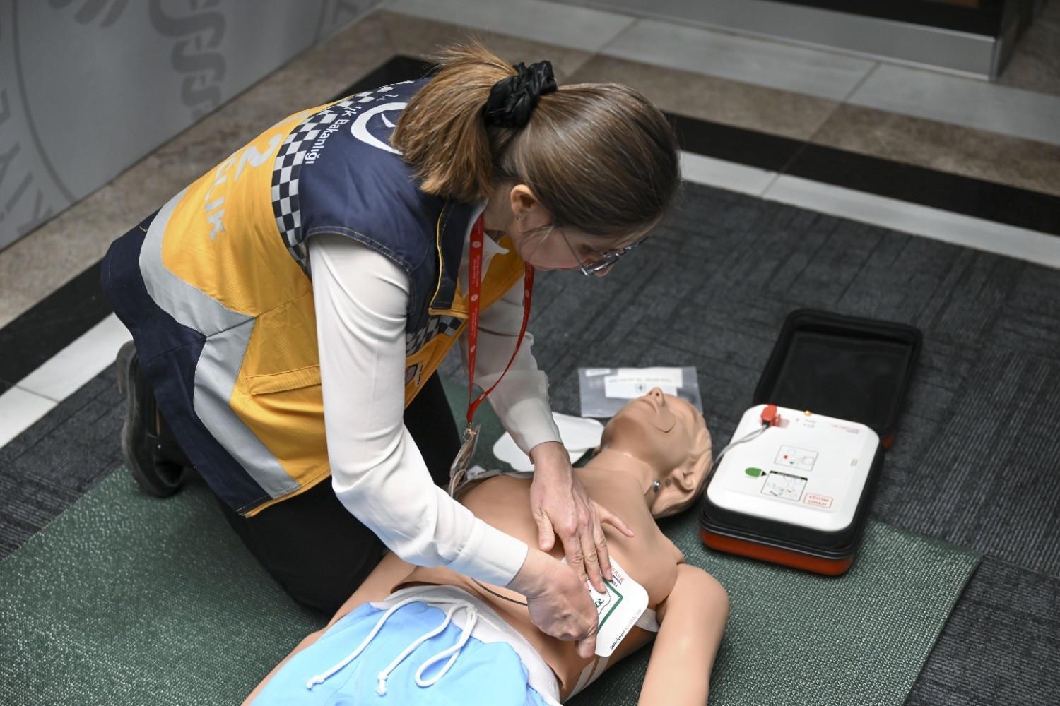Türkiye to equip public spaces with thousands of lifesaving AEDs