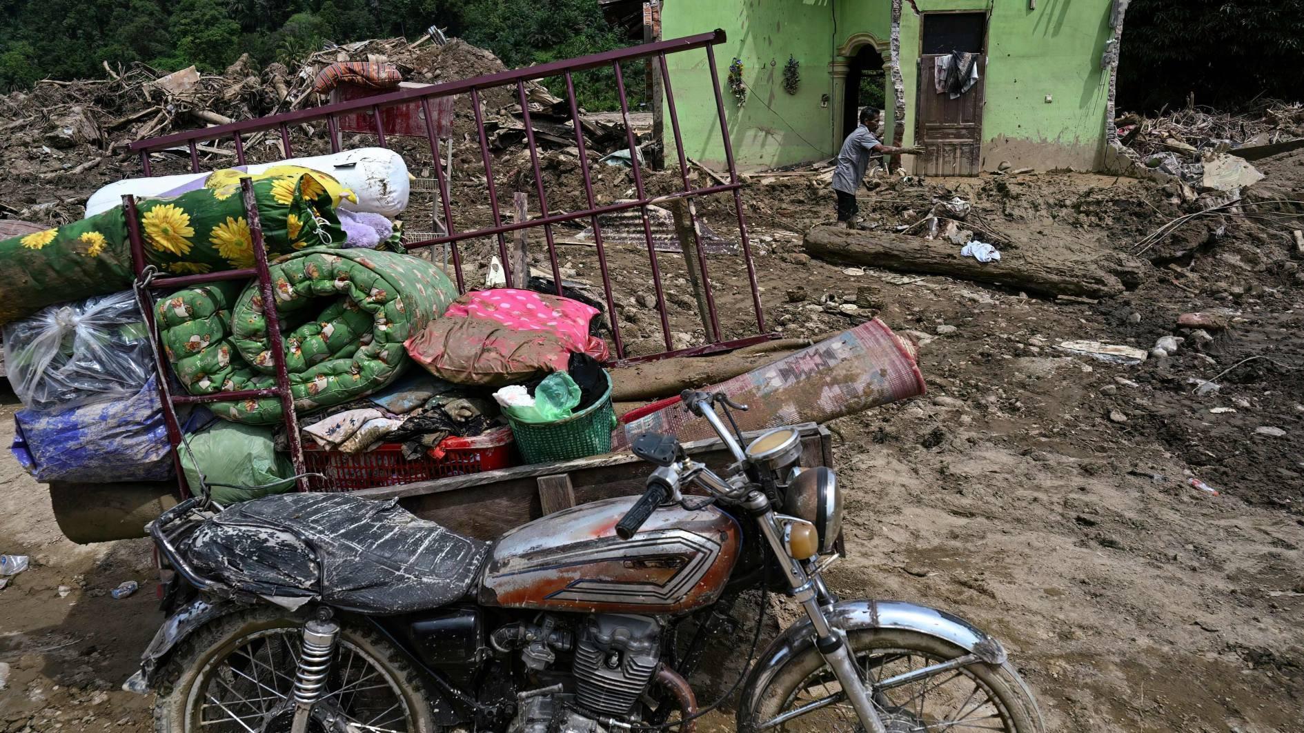 Rain forecasts raise fears in flood-hit Indonesia, Sri Lanka