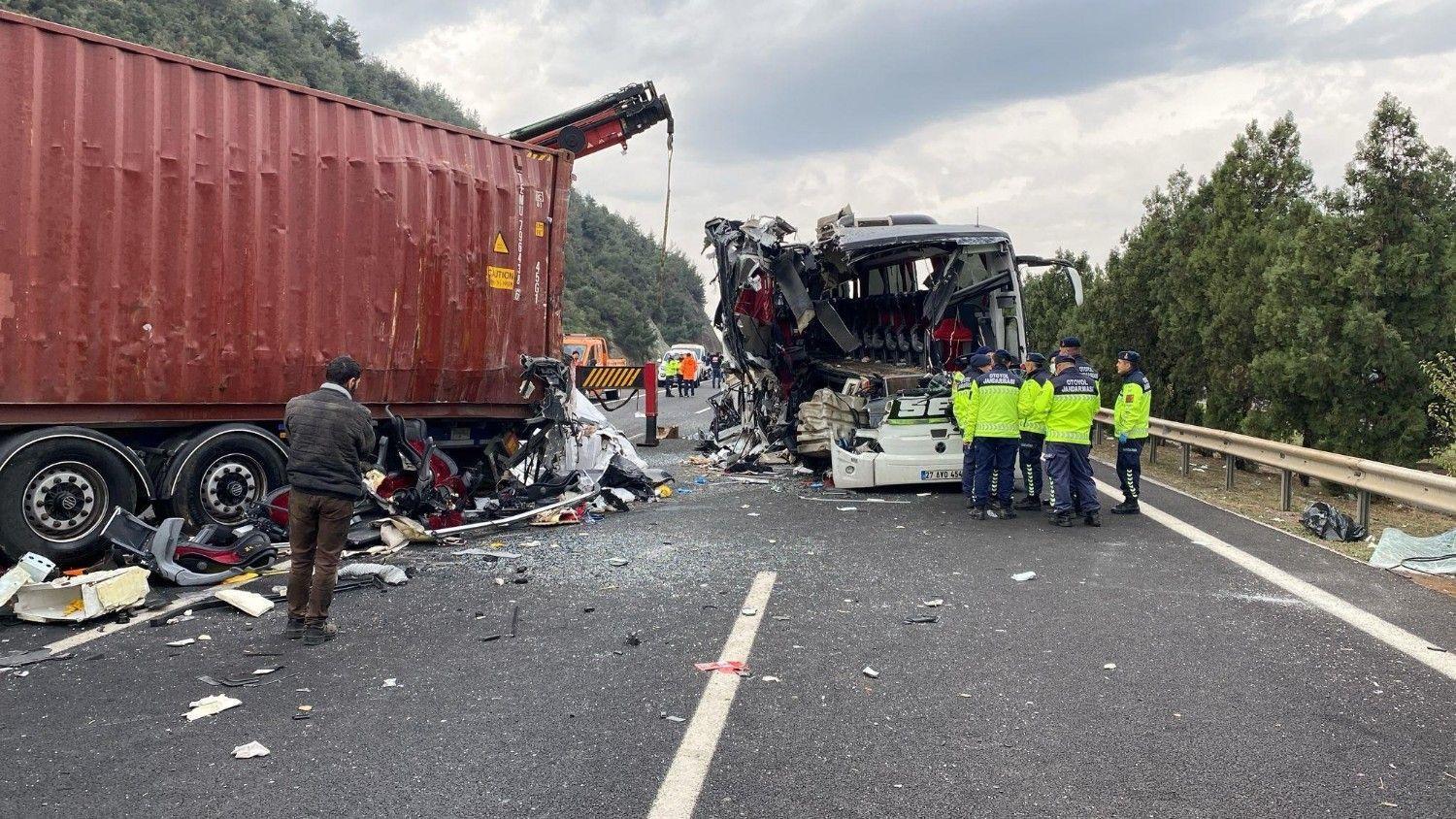 Seven dead, 11 injured in southern Türkiye bus crash