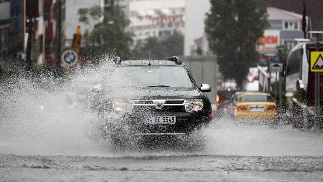 Heavy rains batter Istanbul as waterlogged streets disturb daily life