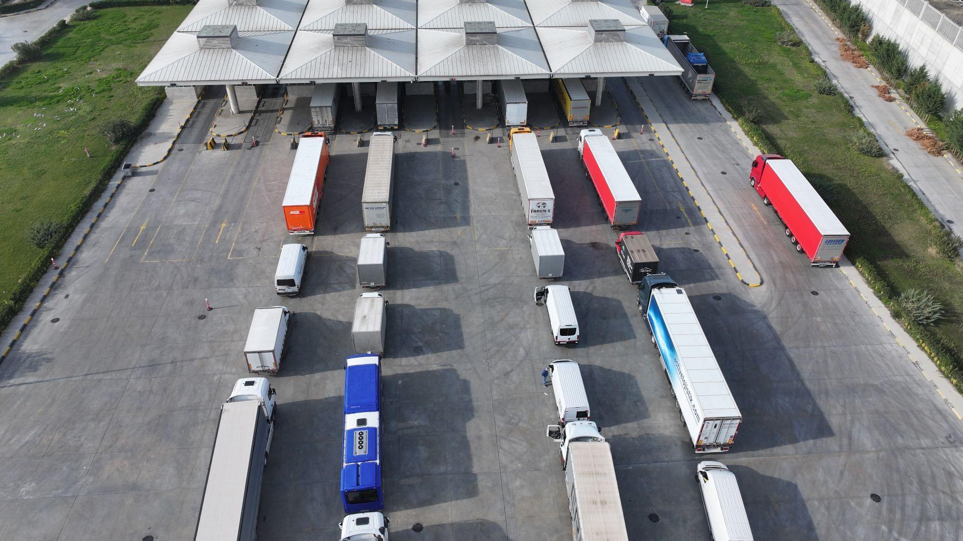 Truck crossings suspended as Greek farmers block key border routes