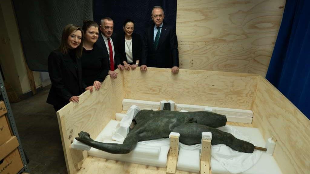 Emperor statue, Demosthenes head to return from US