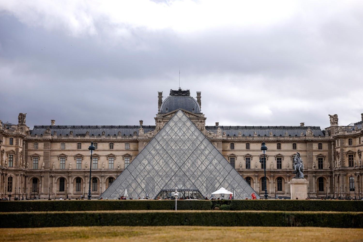 Louvre trade unions to launch rolling strike