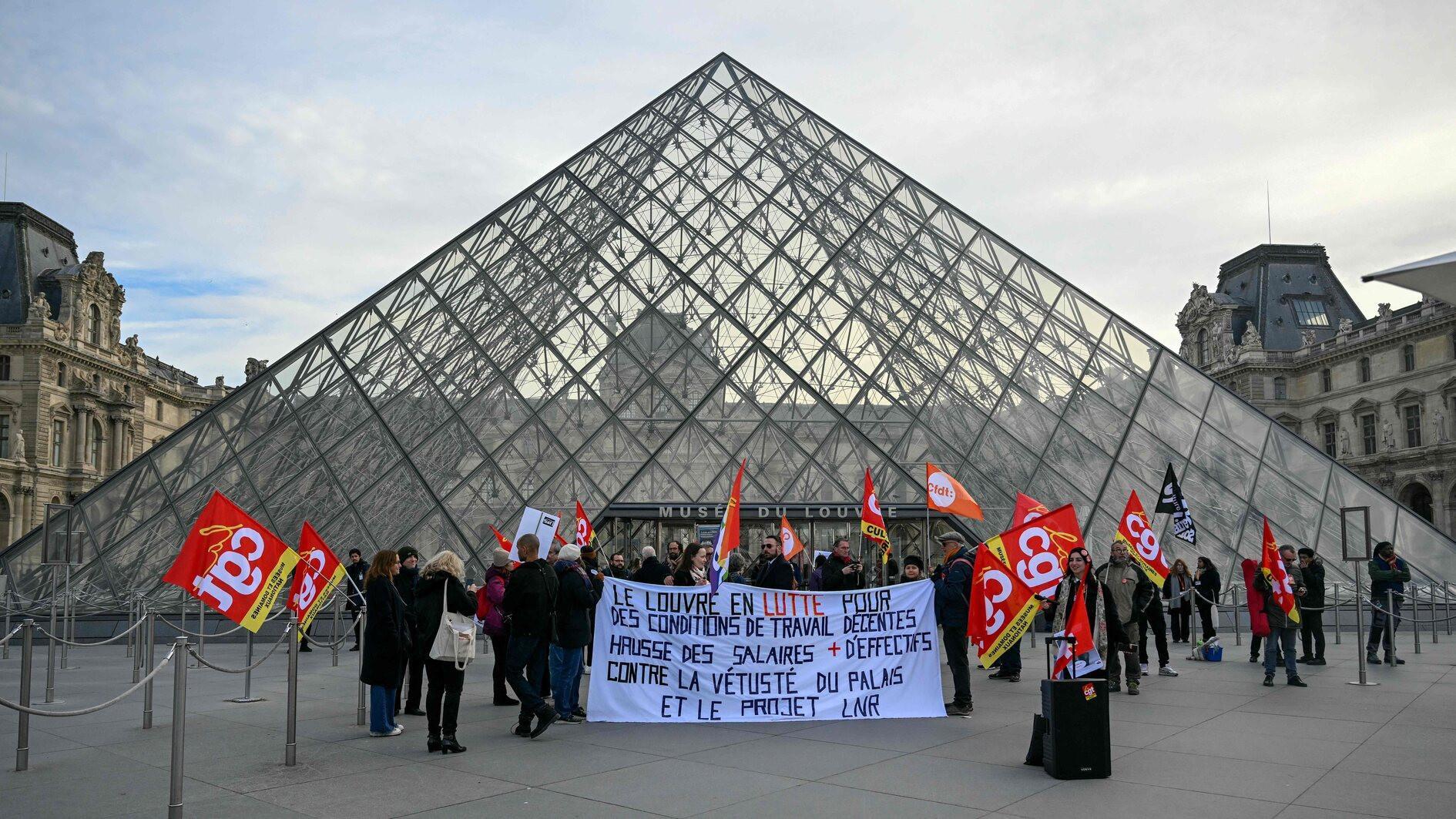 Louvre workers launch rolling strike