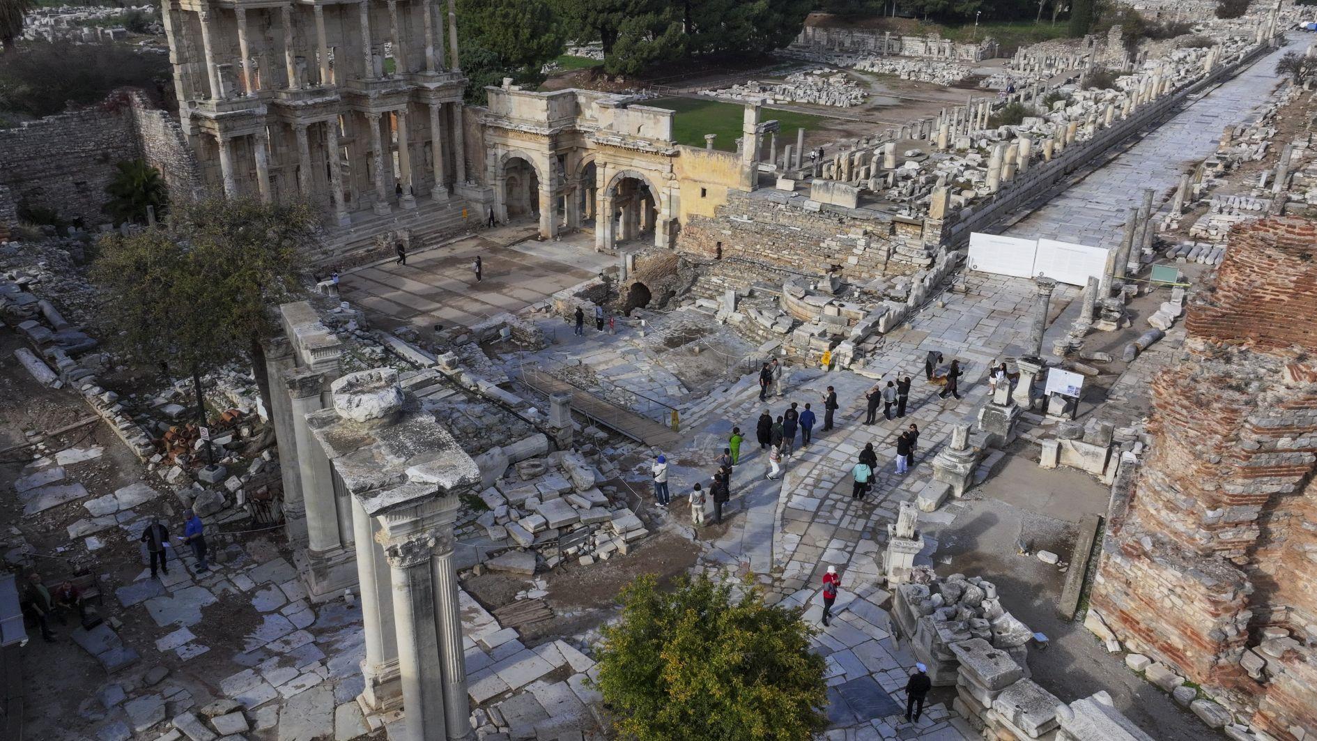 Rare Roman marble bathtub, statue unearthed at Ephesus