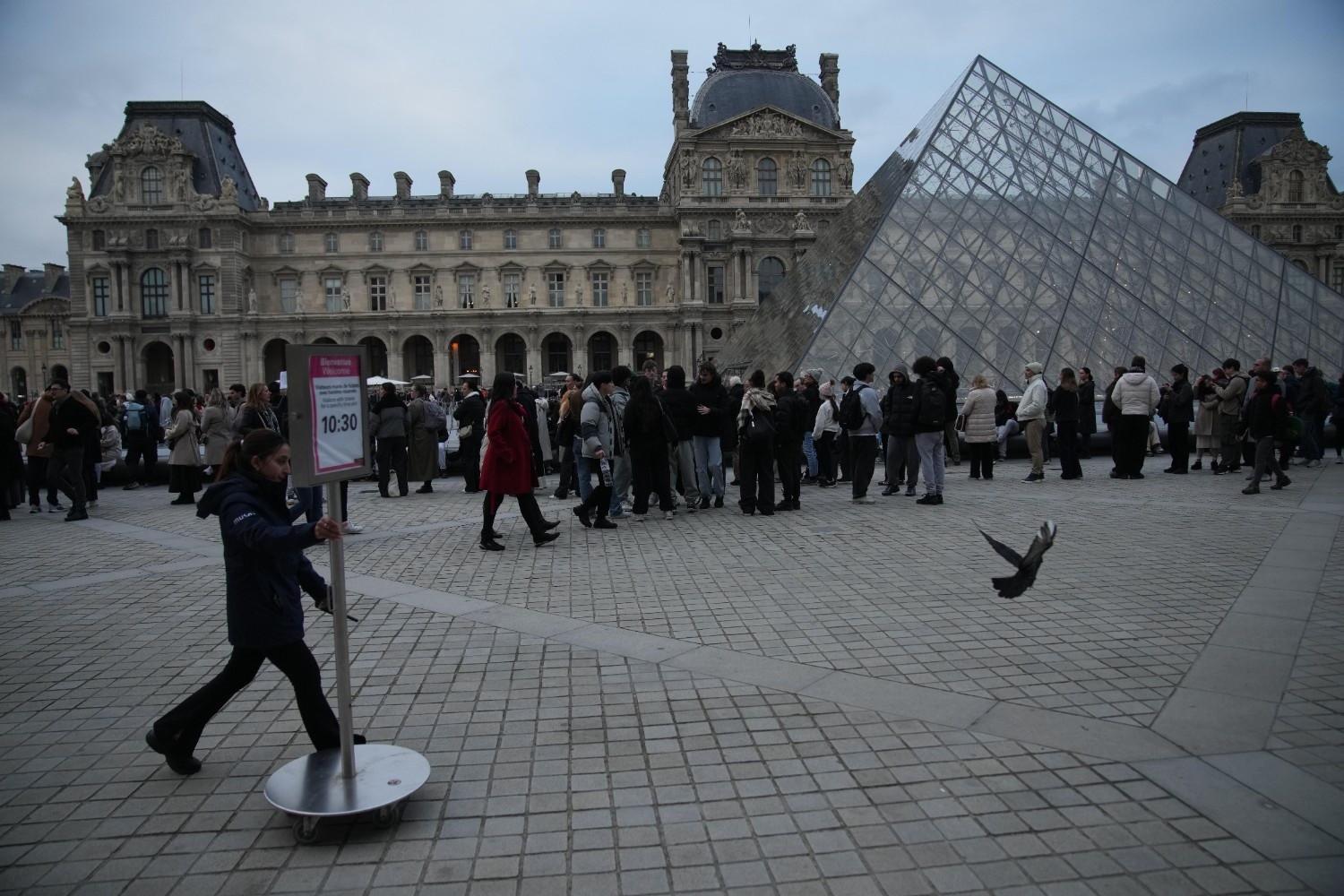 Hundreds queue at Louvre museum as strike vote delays opening
