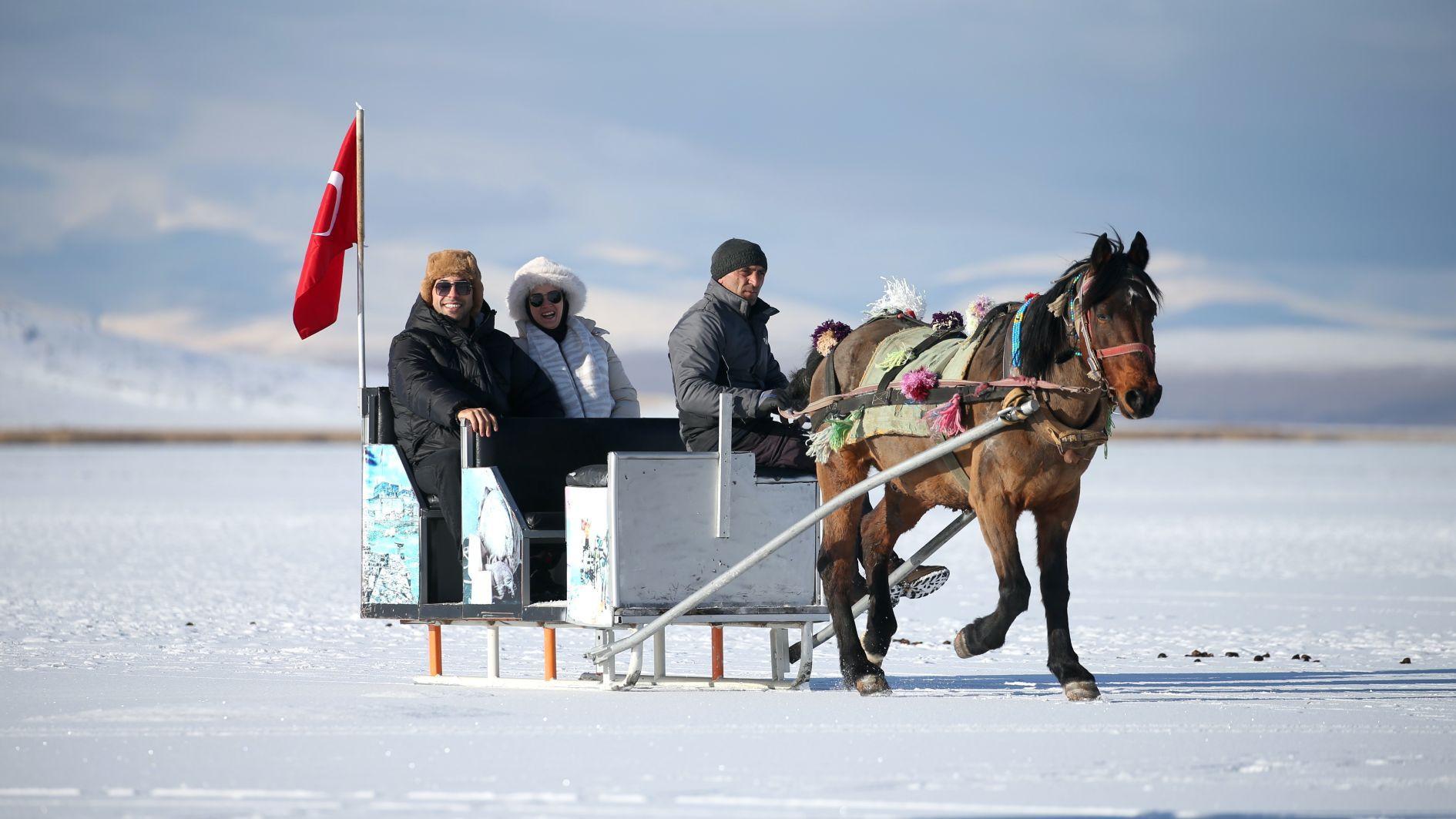 Frozen lake draws visitors as sleigh season opens in eastern Türkiye