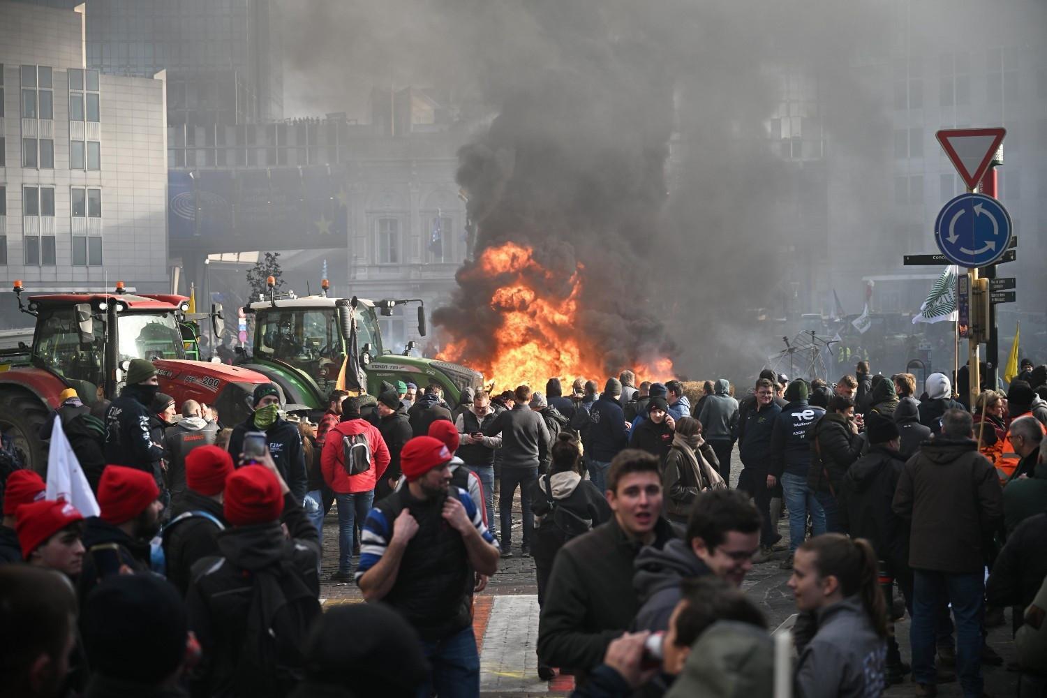 EU-Mercosur deal delayed as farmers stage Brussels show of force