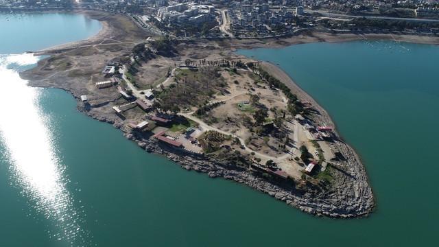 Authorities order demolition of illegal businesses on Adana island
