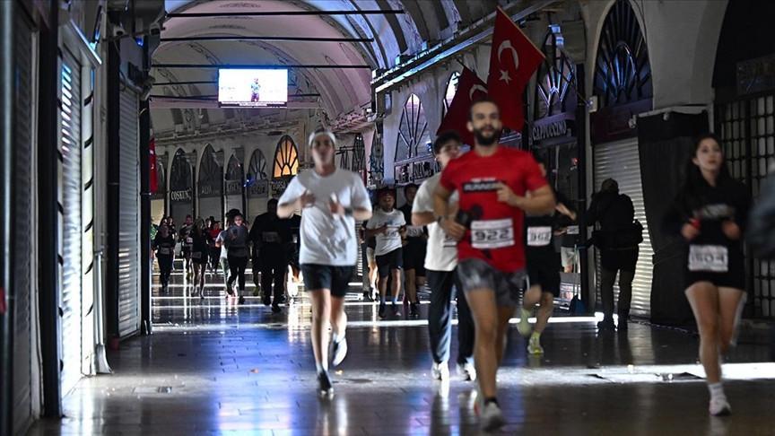 Runners race through Istanbul’s Grand Bazaar on year’s longest night