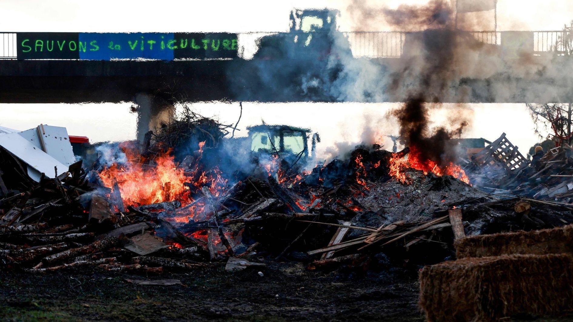 Macron meets French farmers in bid to defuse anger over trade deal