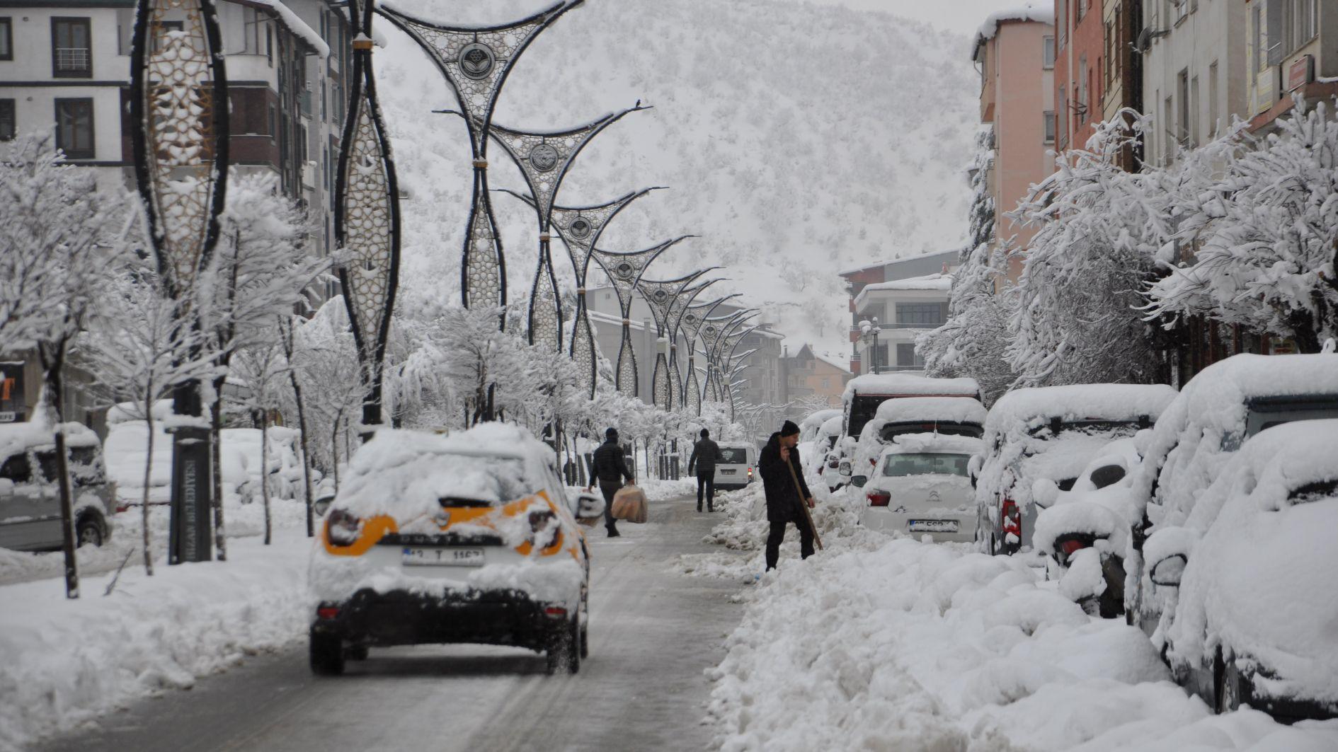Hundreds of village roads closed as severe snowstorm grips rural Türkiye
