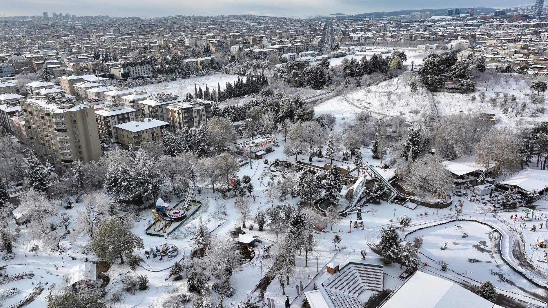 Schools shut across Türkiye as fierce winter storm topples transport