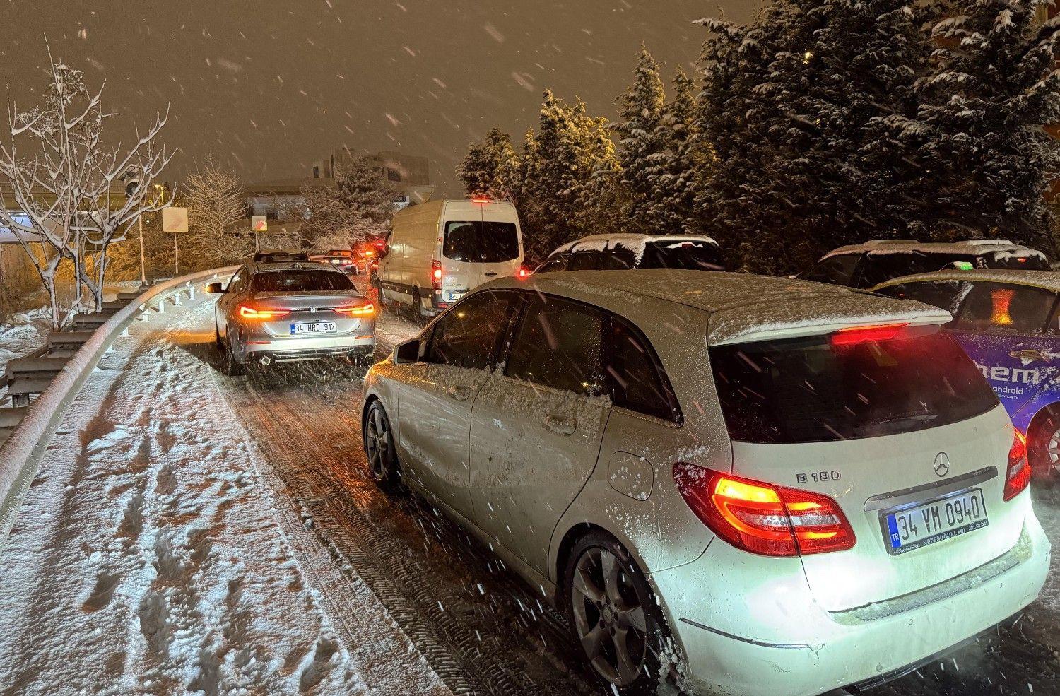 Severe snowstorm paralyzes life in Istanbul amid winter’s sudden grip