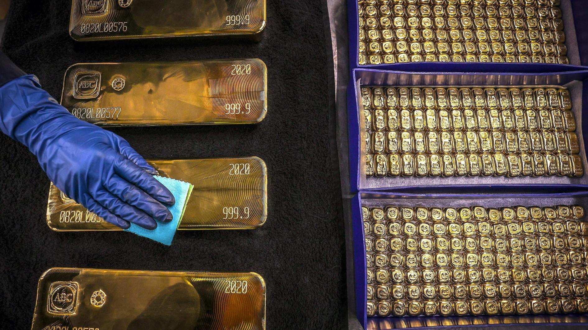 Gold prices rise, oil volatile amid geopolitical tensions