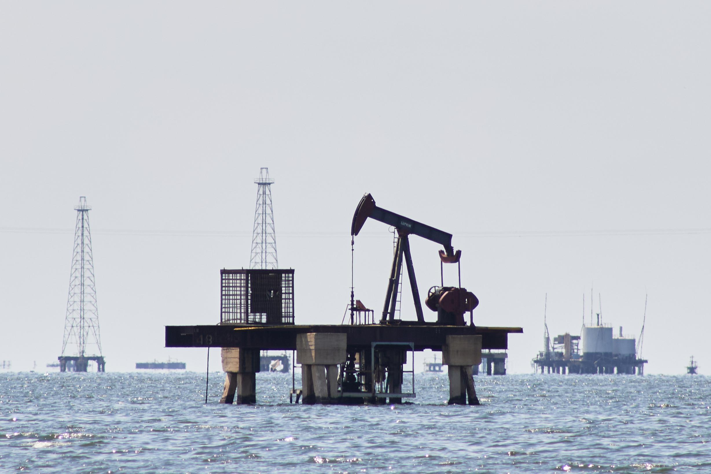 Trump plans to meet with oil executives about Venezuela