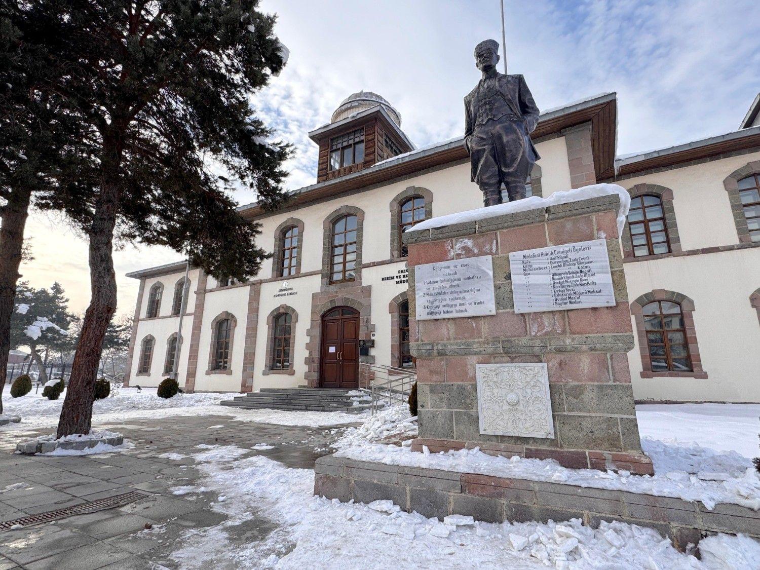 Historic Erzurum congress building closed to visitors over quake safety concerns