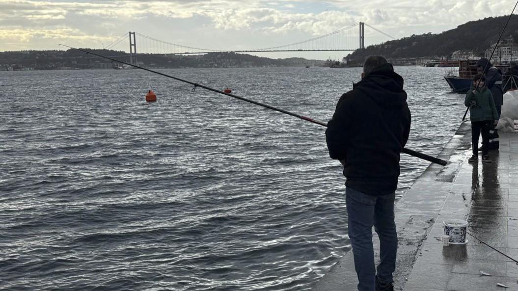 Warm winds draw anglers to Istanbul’s Bosphorus shores
