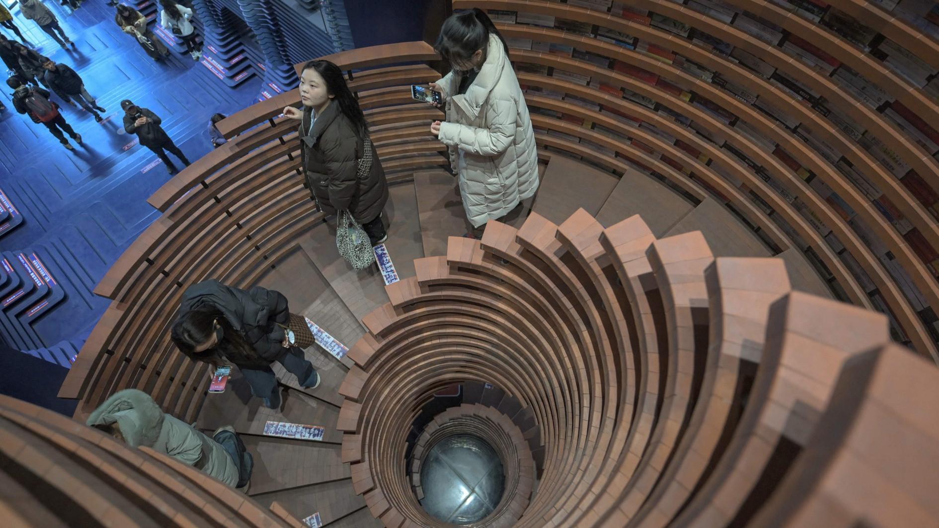 China's spellbinding bookstores draw selfie snappers