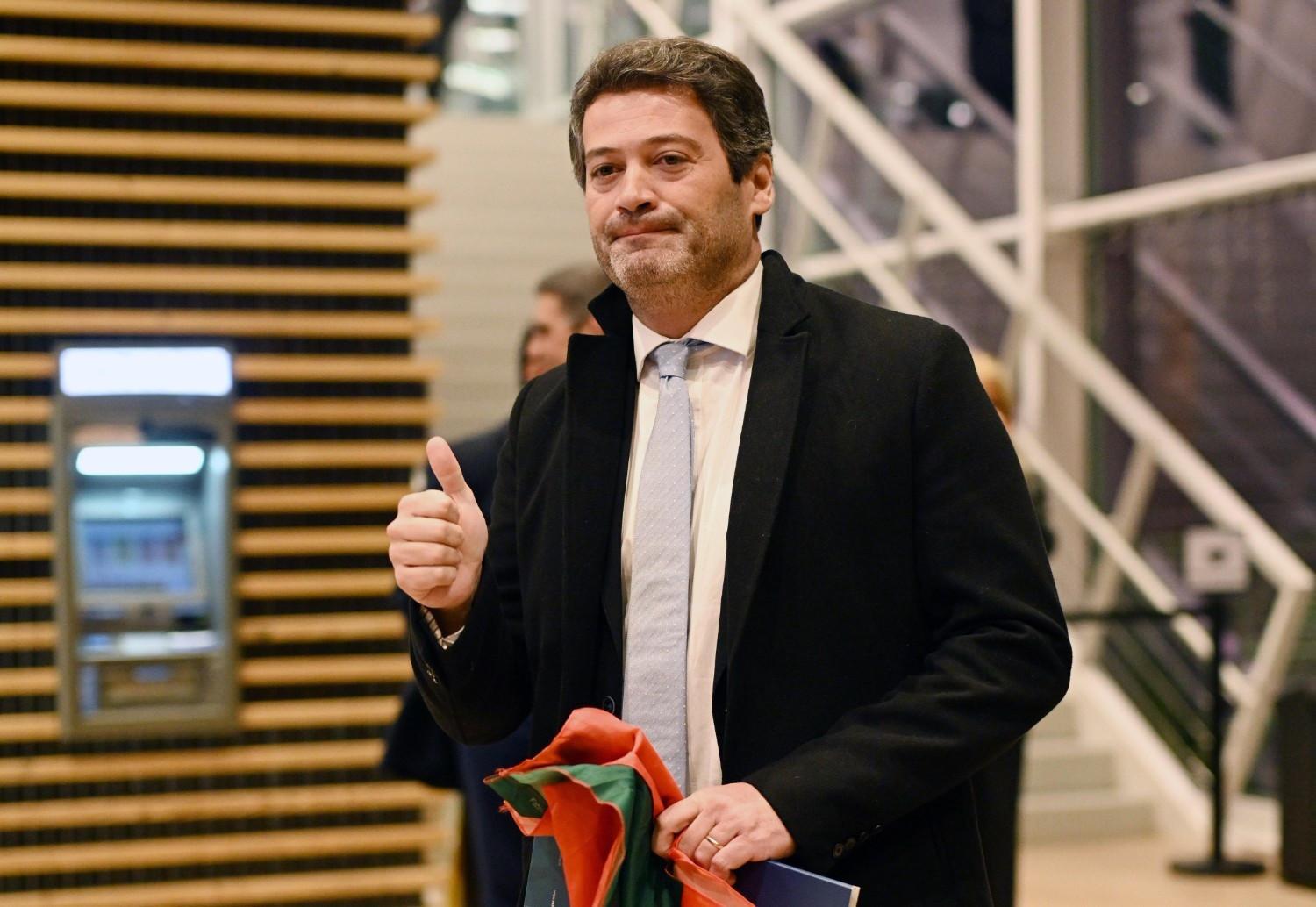 Portugal far-right hopeful enters vote as favorite