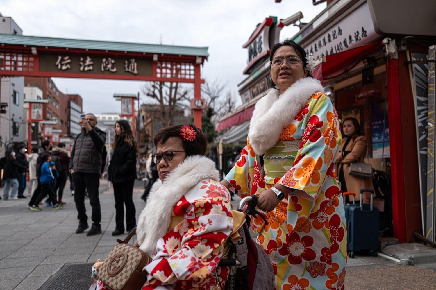 Record number of 42.7 million tourists flock to Japan last year