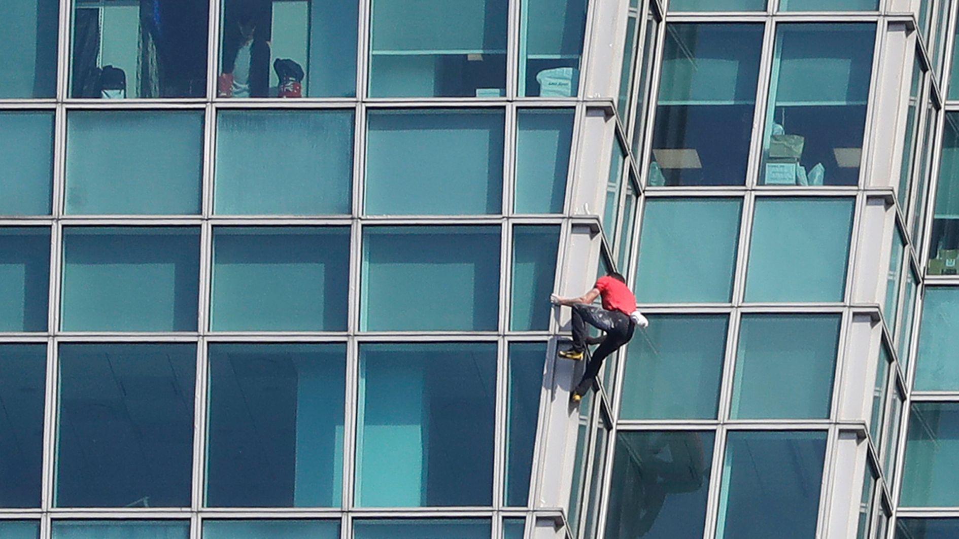 American daredevil free-climbs Taiwan's tallest building