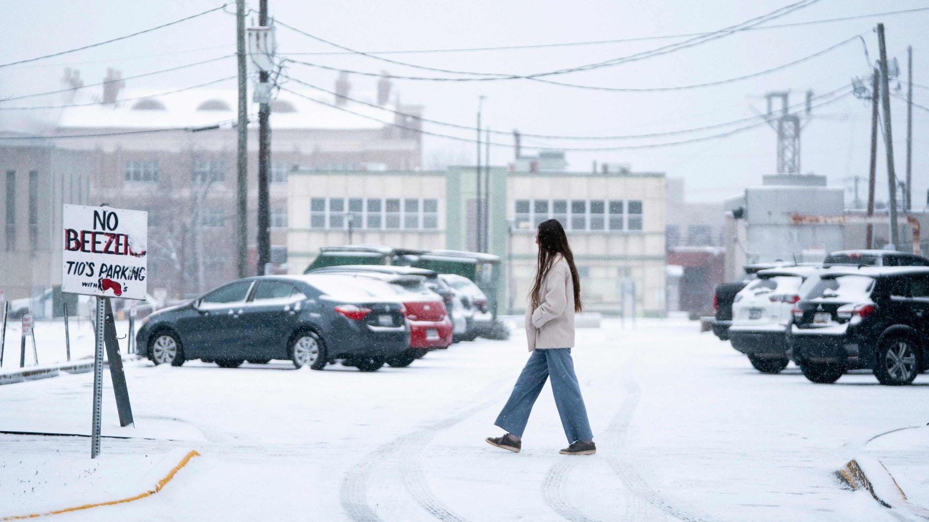 Snowstorm disrupts travel in southern US