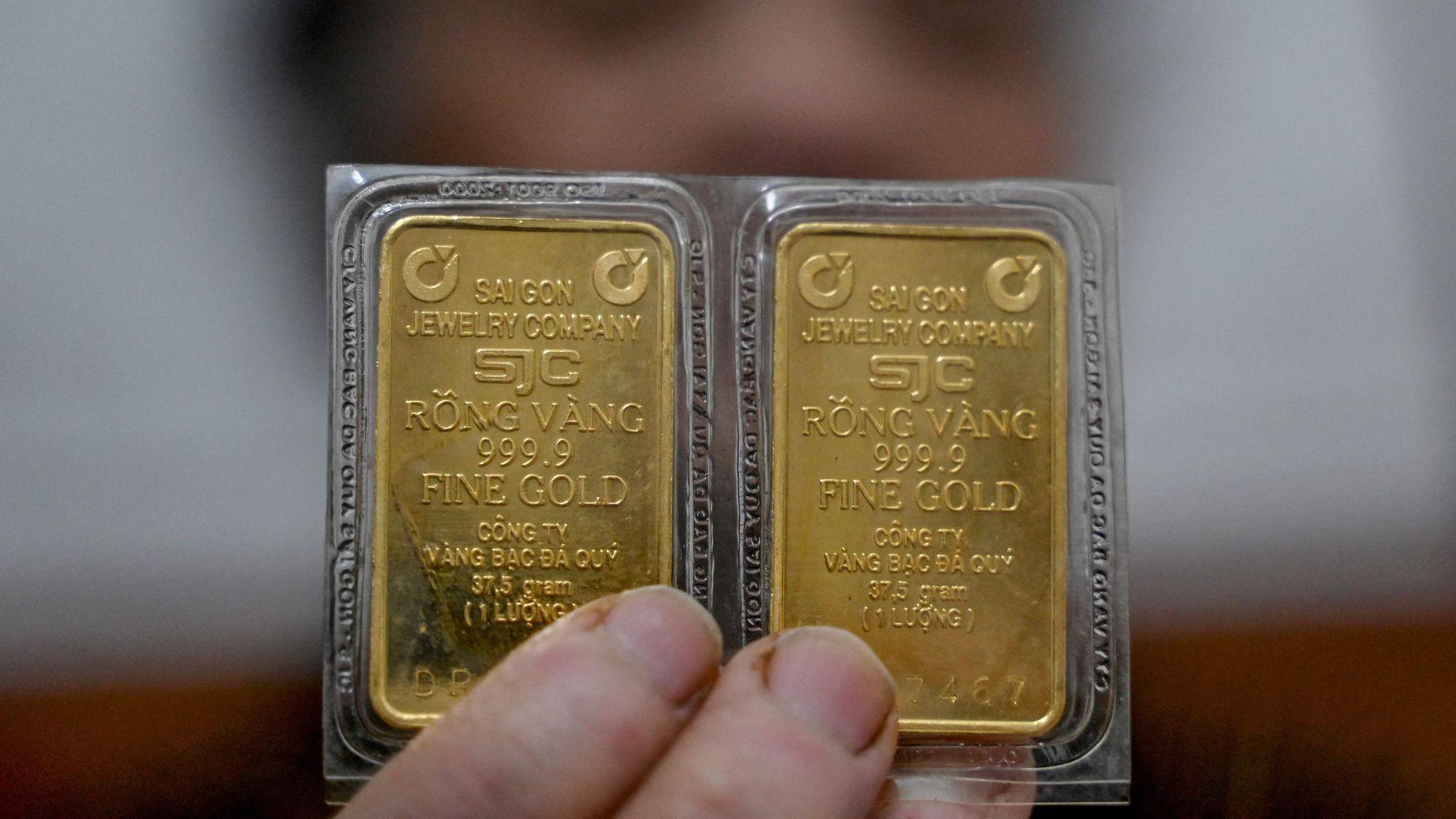 Oil tumbles on Iran hopes, precious metals hit by stronger dollar