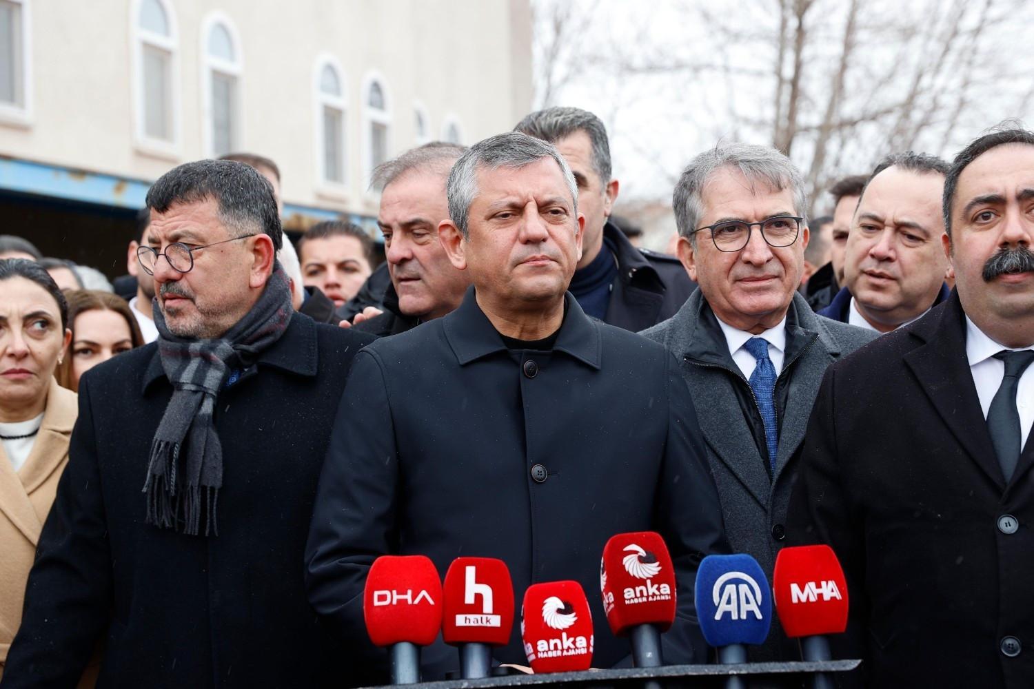 Özel marks quake anniversary with tour