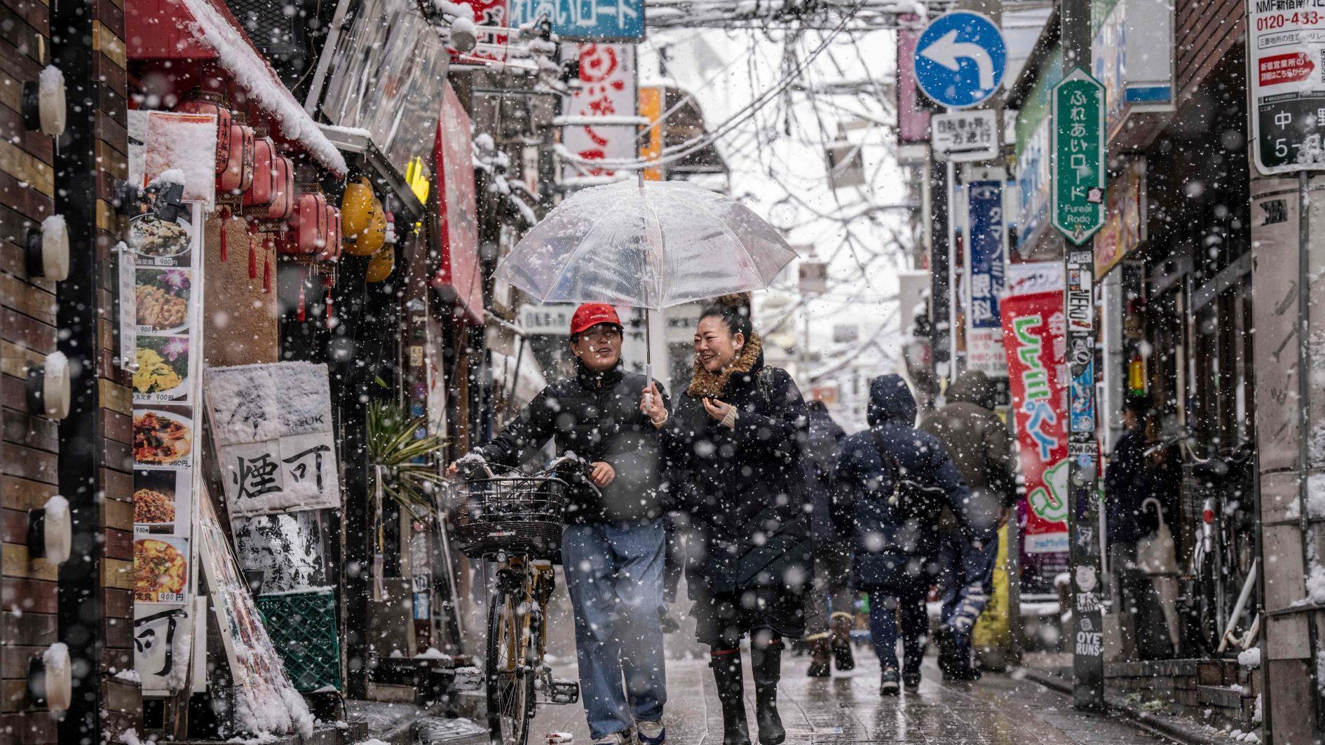 Japanes brave snow to vote in snap election