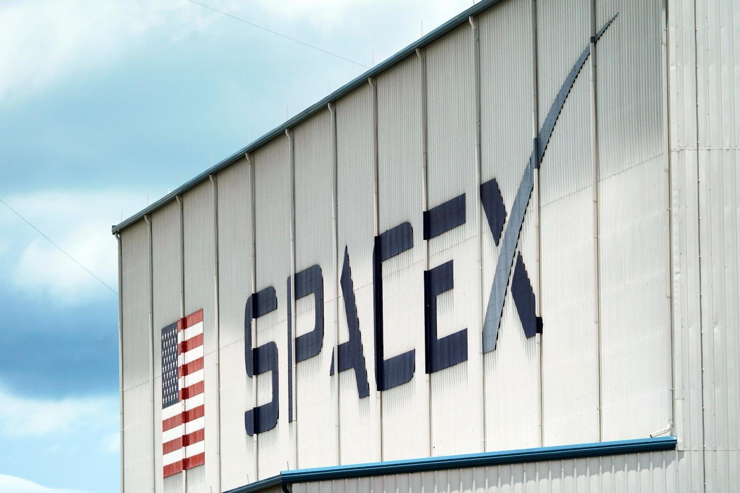 SpaceX shifts focus from Mars to Moon, Musk says