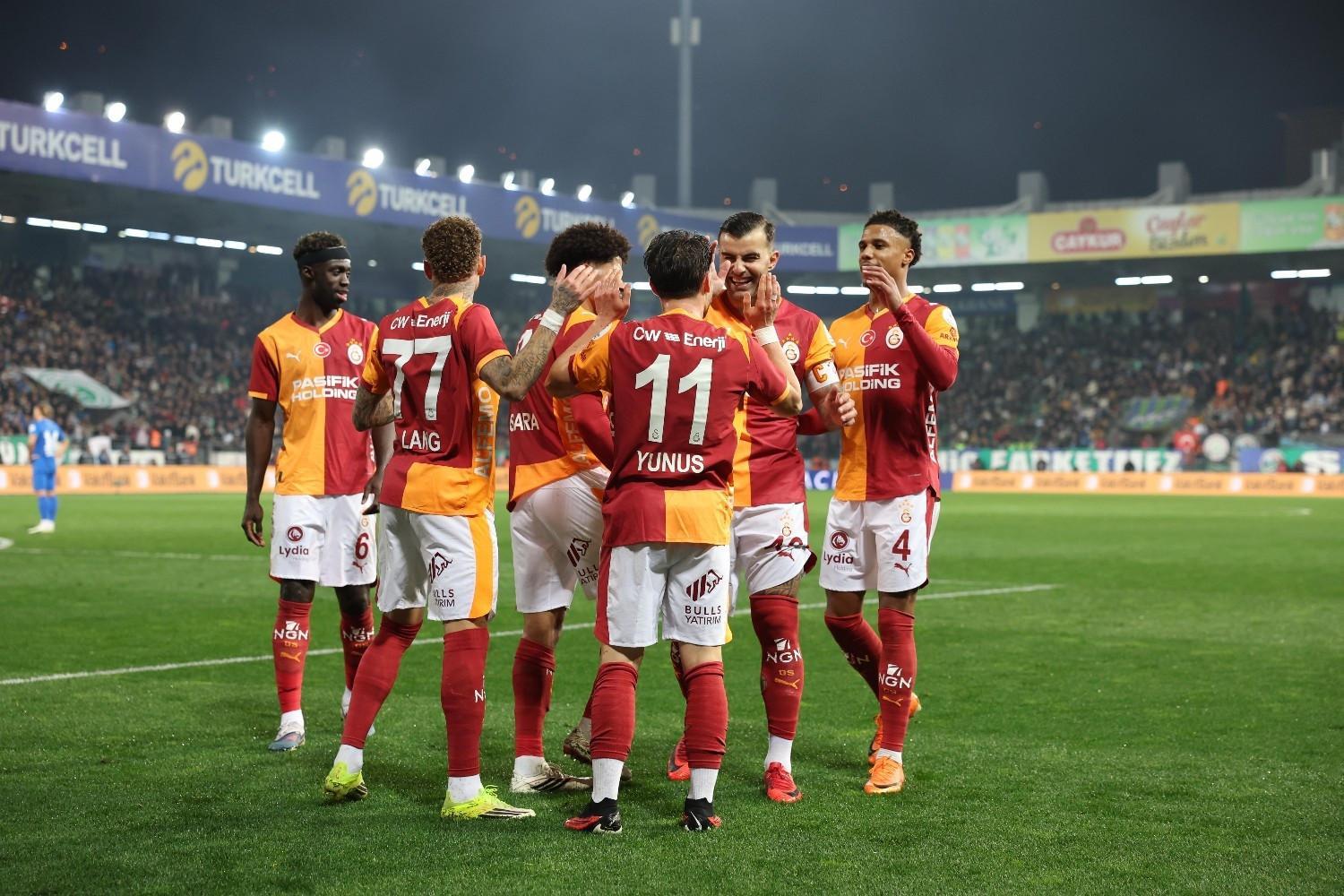 Galatasaray leads Fenerbahçe in Süper Lig title race