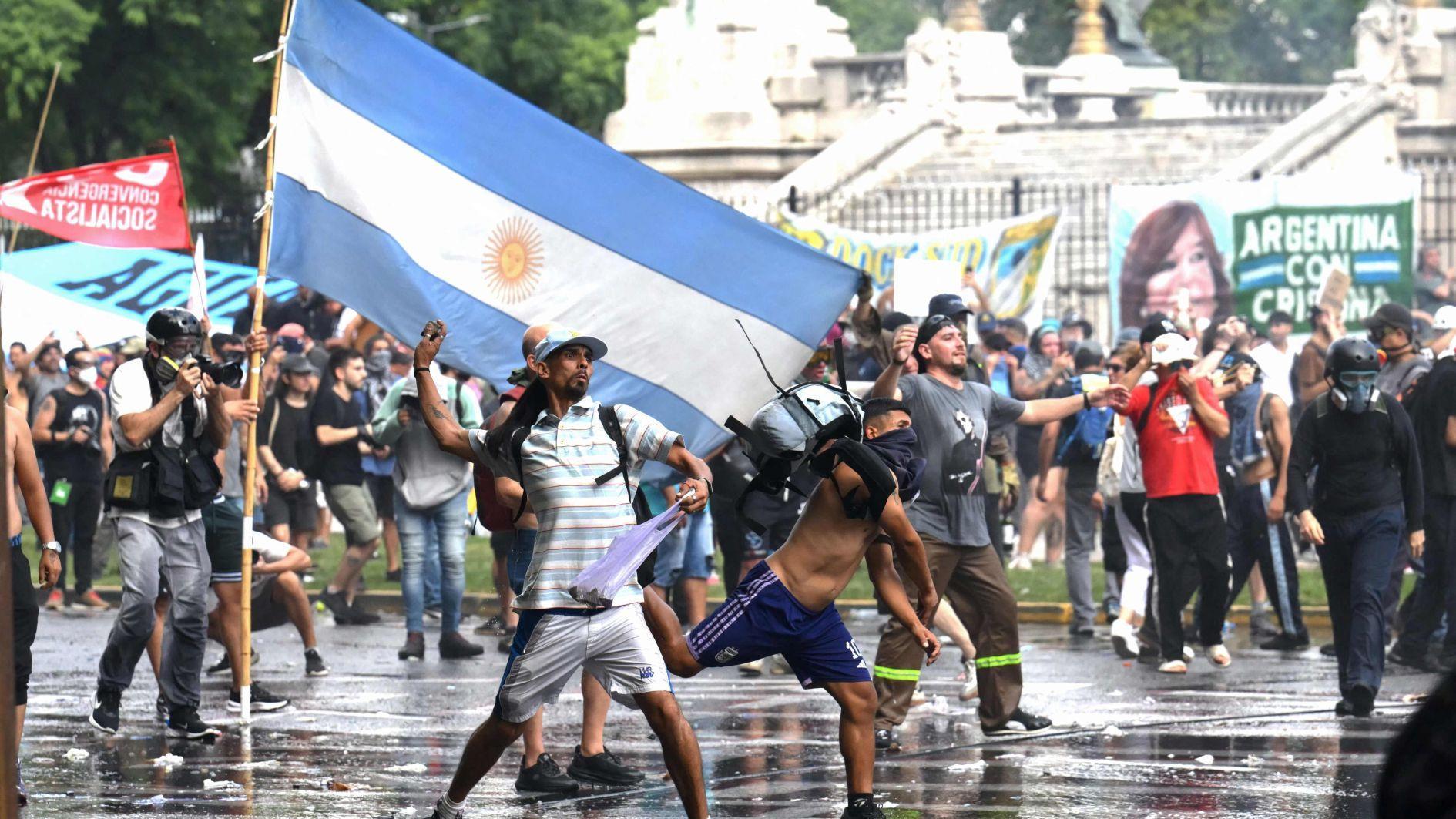 Milei labor law reforms spark clashes in Buenos Aires