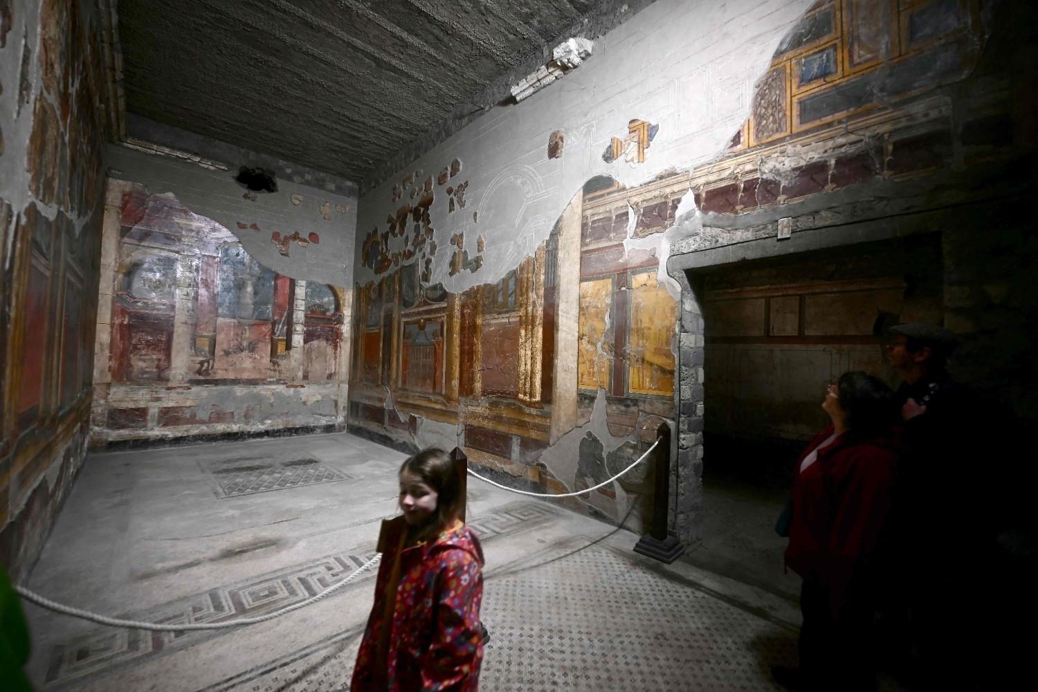'Virgin' frescoes emerge from Pompeii suburb